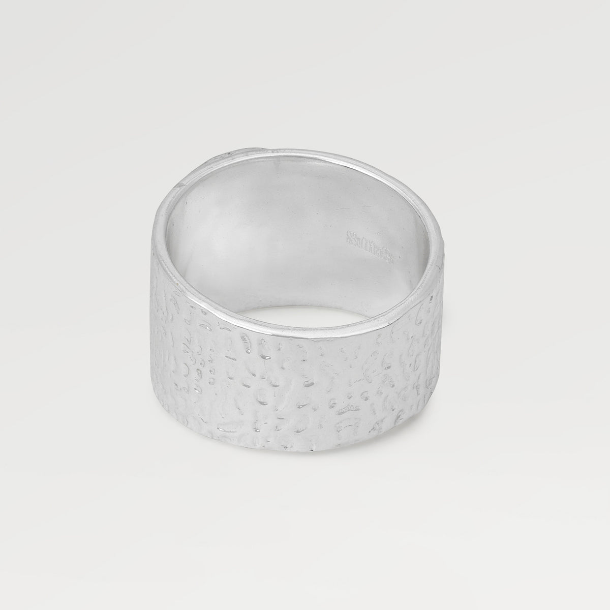 Plated Bazel Set Hammered Ring with Round Plate Shell