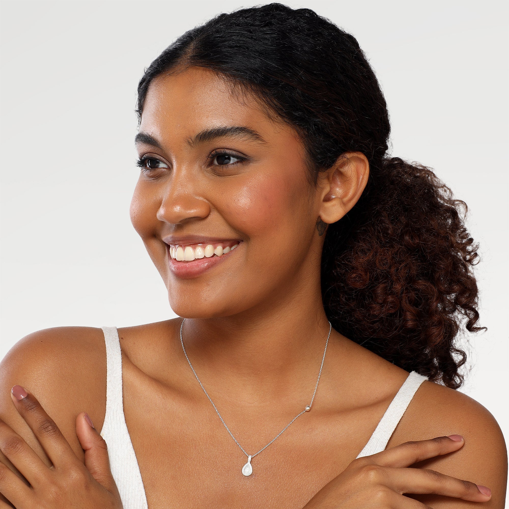 Nora Embossed Minimal Necklace