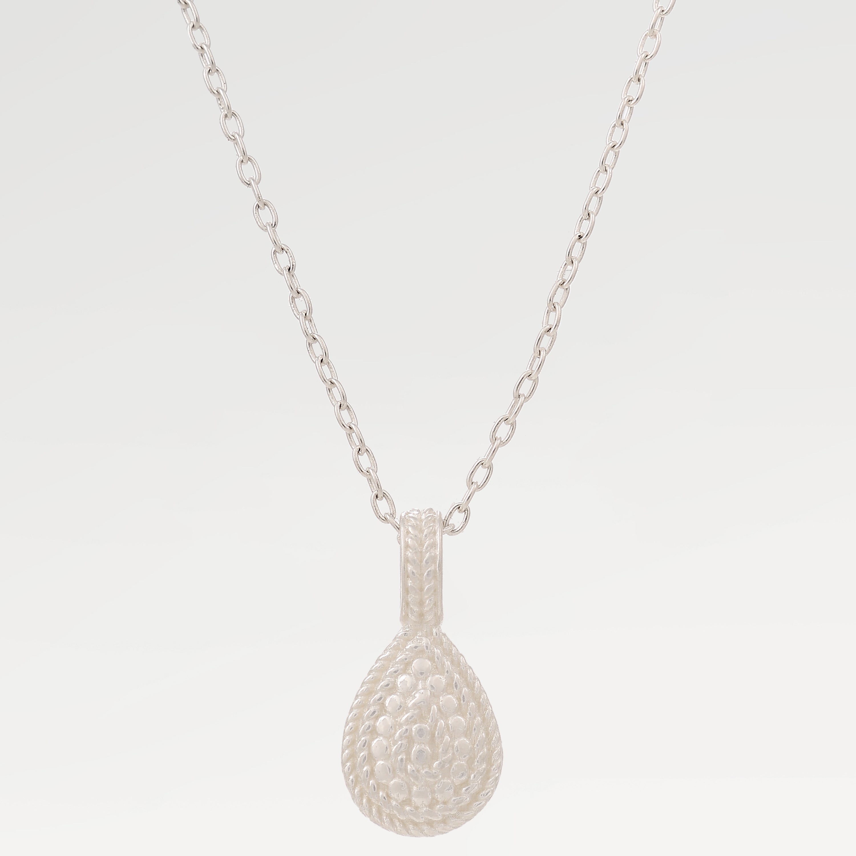 Nora Embossed Minimal Necklace