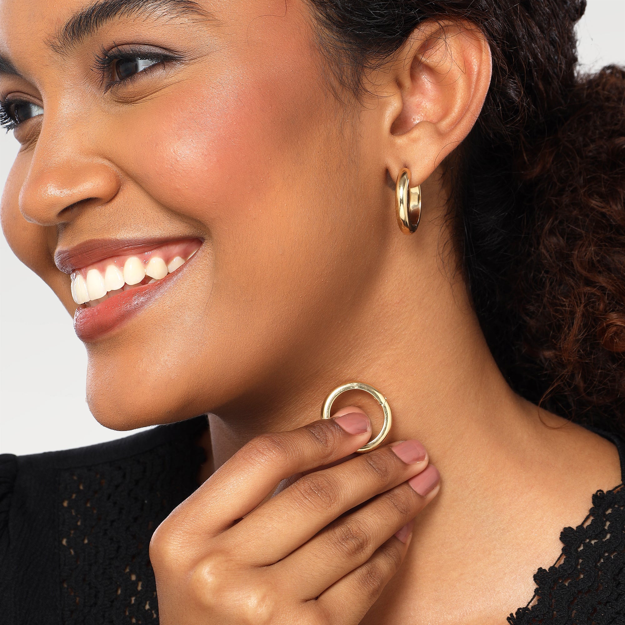 Anna Minimal Huggies Earrings