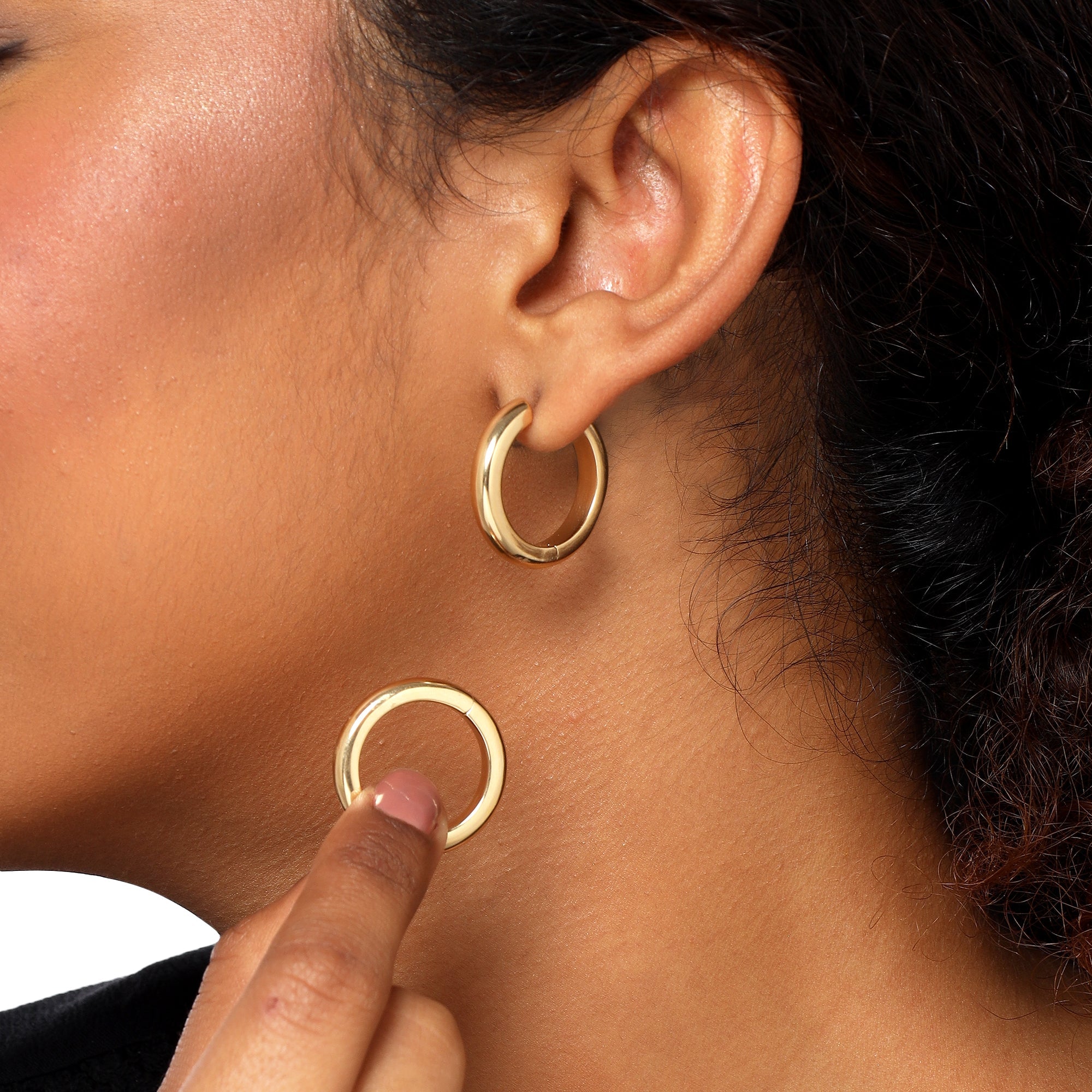 Anna Minimal Huggies Earrings